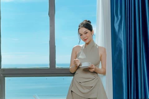 Minibar, in-room safe, desk, WiFi (free)