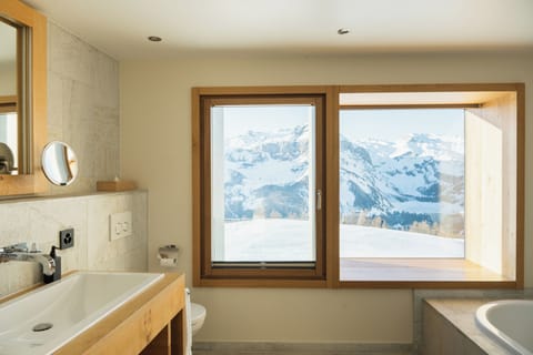 Junior Suite | Bathroom | Hair dryer, bathrobes, slippers, towels