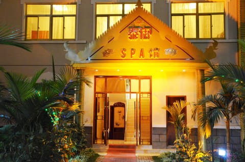 Body treatments, aromatherapy, Thai massages, sports massages