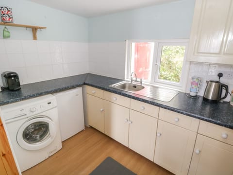 Fridge, cookware/dishes/utensils