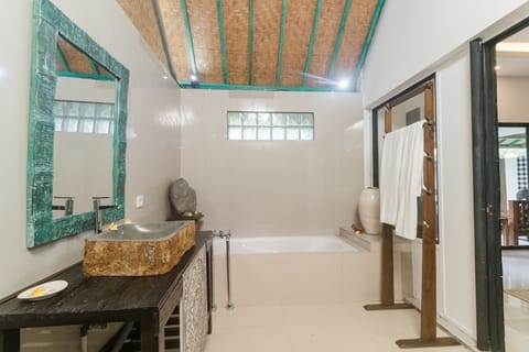 Grande suite | Bathroom | Shower, free toiletries, hair dryer, slippers