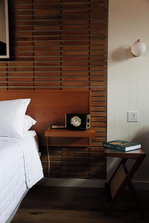 Classic Room, 1 Queen Bed | Desk, free WiFi, bed sheets