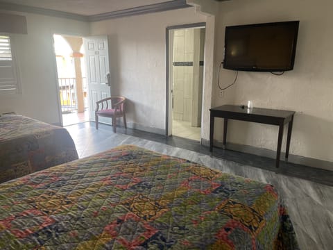 Comfort Single Room | Living area | 40-inch flat-screen TV with satellite channels, TV