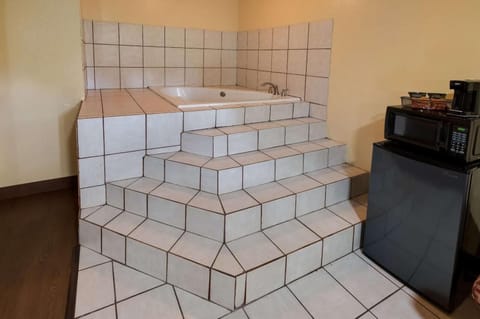 Honeymoon Room, 1 King Bed, Jetted Tub | Free WiFi, bed sheets