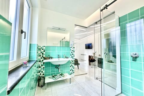 Deluxe Room | Bathroom | Free toiletries, hair dryer