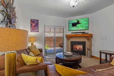 Bear Hollow Lodges 4205 Living room with gas fireplace and patio access