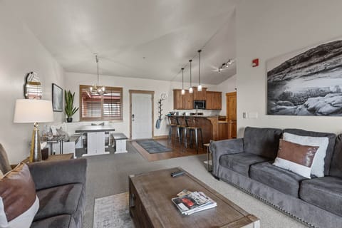 Vacation Rentals in Park City at Bear Hollow Lodges 1304: Living room and kitchen area