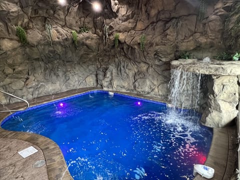The Grotto style pool
