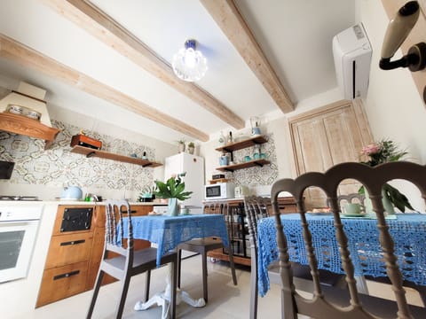 Full-size fridge, microwave, oven, stovetop