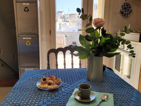 Full-size fridge, microwave, oven, stovetop