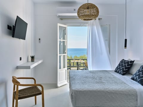 Deluxe Triple Room | Bathroom | Shower, hair dryer, towels, soap