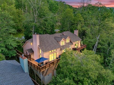 Relax with majestic mountain views in secluded location on the cul-de-sac 