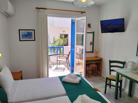 Studio, 2 Twin Beds, Private Bathroom | In-room safe, free WiFi, bed sheets