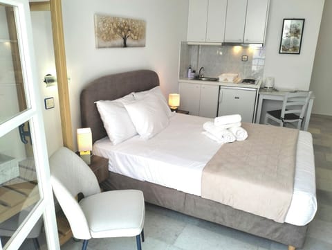 Studio, 1 Double Bed, Private Bathroom | In-room safe, free WiFi, bed sheets