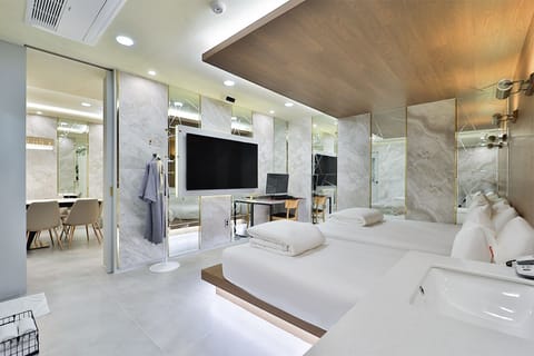 Royal Penthouse | Egyptian cotton sheets, premium bedding, down comforters