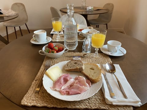 Free daily continental breakfast