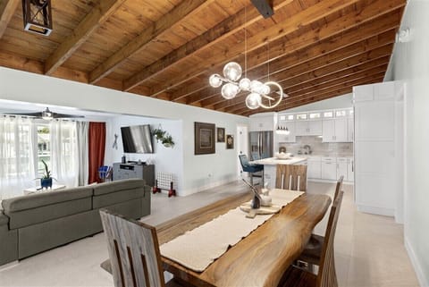 6 seater dining area.