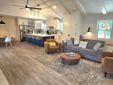 Large open Kitchen/Dining/Living/Lounge area w/ LED/Roku TV