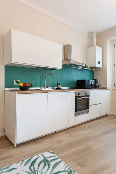 cucina completa di lavastoviglie, forno elettrico, piano cottura a induzione, microonde e tutto il necessario per cucinare