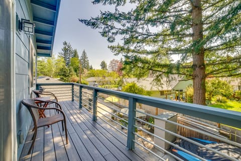 Bellevue Vacation Rental | 3BR | 1BA | 1,000 Sq Ft | Stairs Required