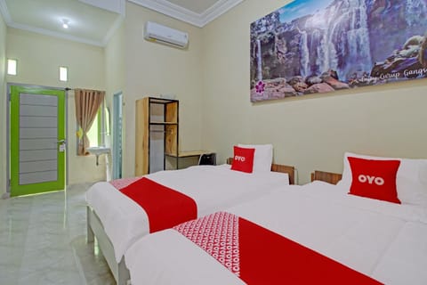Deluxe Twin Room | Desk, bed sheets