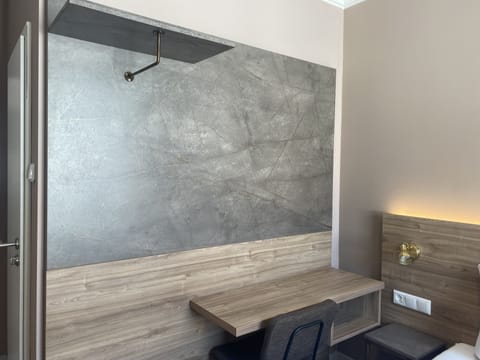 City Double Room, 2 Twin Beds | Desk, laptop workspace, free WiFi, bed sheets