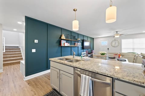 Great stay at this Airbnb! Host was super responsive to any issues that arose & very friendly. The house was clean & had lots of games for us to play & was very convenient for us as a home base to visit mammoth caves & Nashville - Sophia C.| 5 Star Review