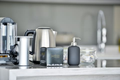 Luxury Apartment, 2 Bedrooms, Balcony, Sea View | Private kitchen | Full-size fridge, microwave, oven, stovetop