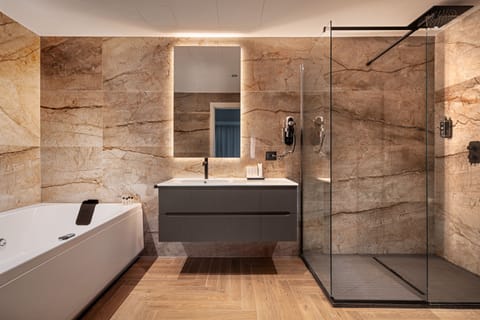 Junior Suite | Bathroom | Separate tub and shower, hydromassage showerhead, free toiletries