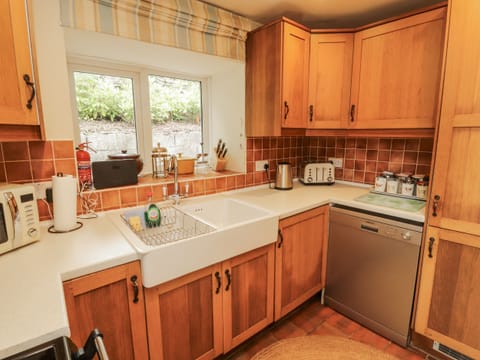 Cottage | Private kitchen | Fridge, dishwasher, electric kettle, toaster