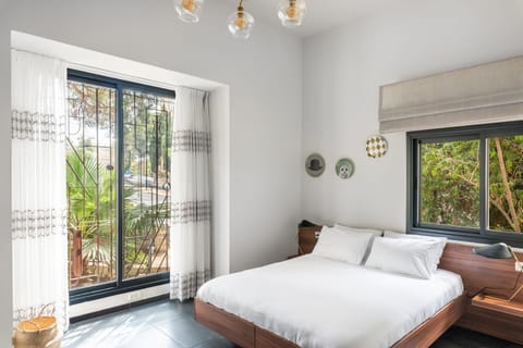 Room, 1 Queen Bed, Balcony, Garden View | 1 bedroom, desk, laptop workspace, soundproofing