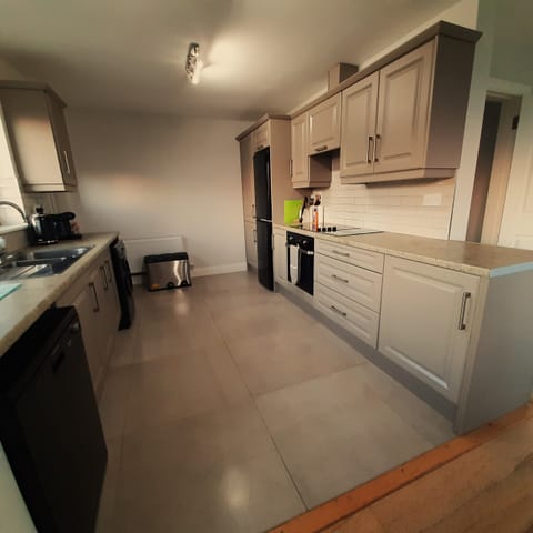 Galley kitchen with dishwasher, single oven, electric hob, fridge/freezer, w/mac