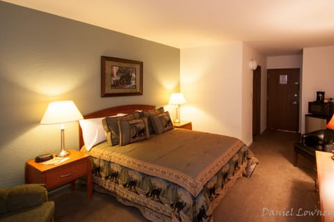 Standard Room, 1 Queen Bed | Individually decorated, desk, cribs/infant beds, free WiFi