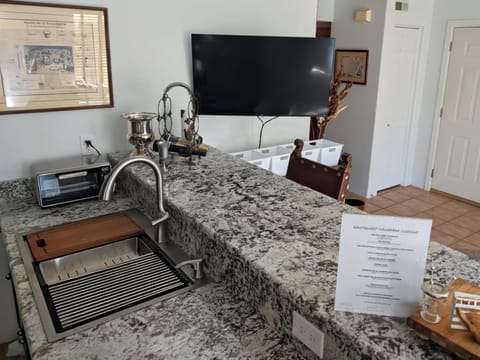 Chef Equipped Kitchen , Granite Countertops, Farm Style Sink & 42" Rotating TV