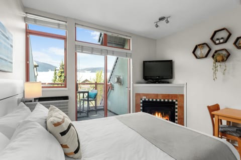 Queen Studio | Premium bedding, down comforters, desk, laptop workspace