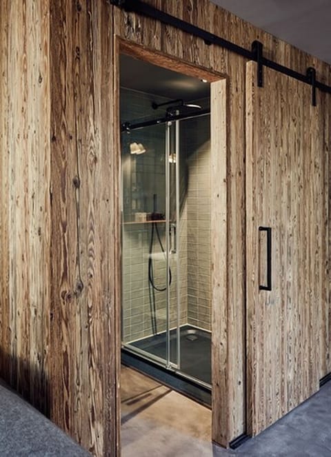 Superior Double Room | Bathroom | Shower, free toiletries, hair dryer, slippers