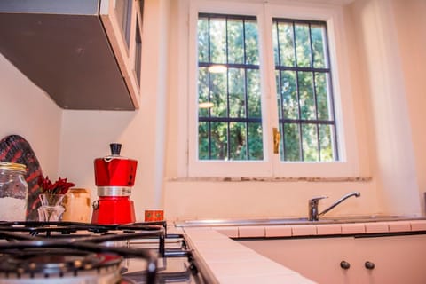 La cucina con affaccio sul giardino interno del palazzo