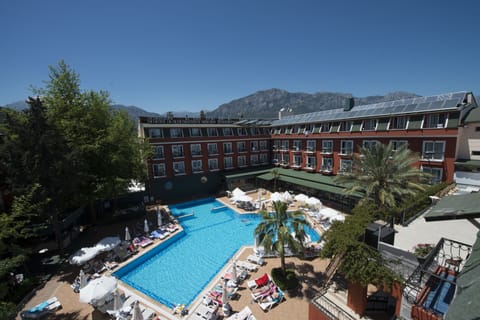 Outdoor pool, pool umbrellas, sun loungers