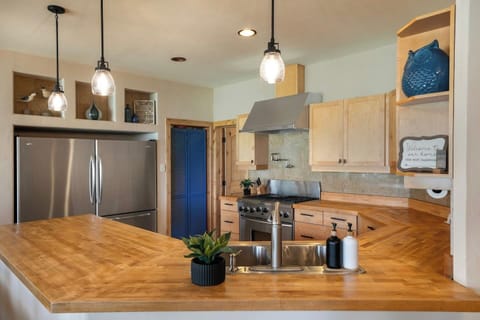 Large and Fully Stocked Kitchen