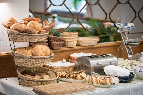 Daily buffet breakfast for a fee