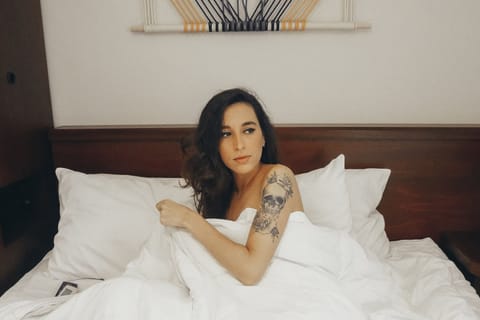 Queen | Premium bedding, in-room safe, blackout drapes, iron/ironing board