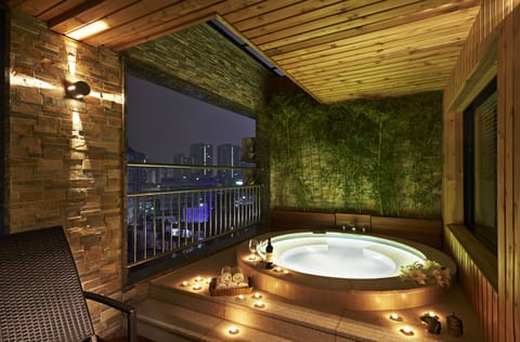 Suite (SPA)-bigger than most rooms in seoul | Indoor spa tub