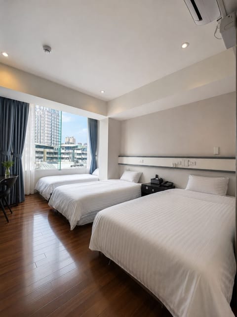 Triple Room | Desk, free WiFi