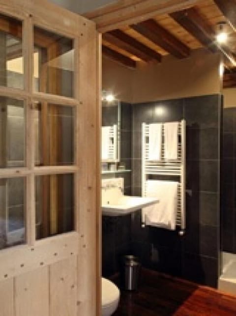 Junior Suite | Bathroom | Free toiletries, hair dryer, towels