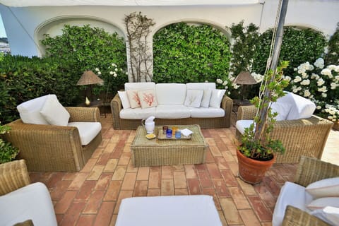 Amenities, Building Exterior, Outdoor, Spring, Summer