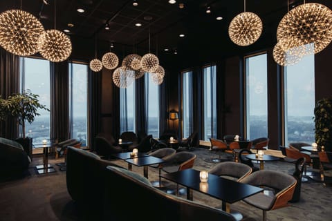 2 bars/lounges