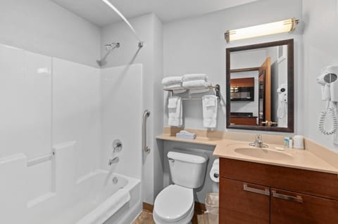 Combined shower/tub, free toiletries, hair dryer, towels