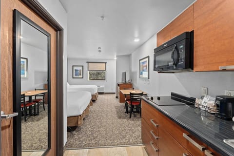 20 bedrooms, premium bedding, pillowtop beds, desk