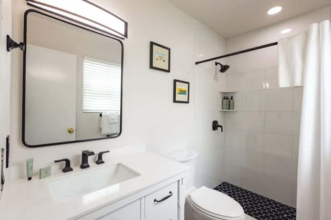 Newly Renovated Queen Bedroom En Suite Bathroom 
