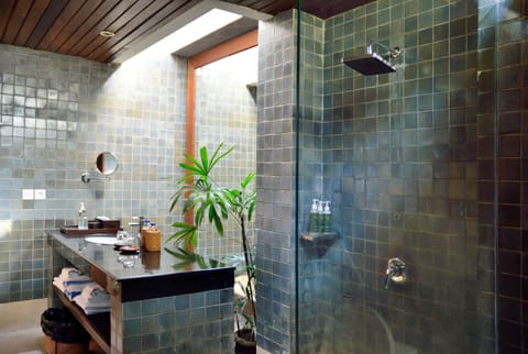 Premium bedding, in-room safe, individually decorated